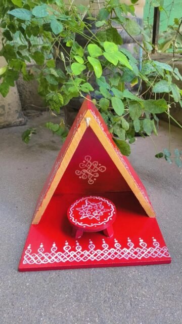 wooden Mada Vilakku triangle model